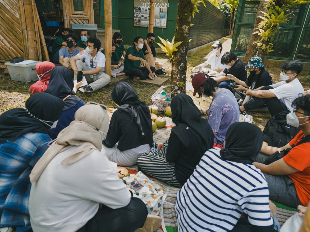 Begawan Veterinarian explain to students about Bali Starling