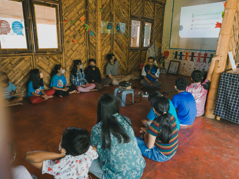 Bali IT Volunteer shared their experiences with internet to Eco Warriors