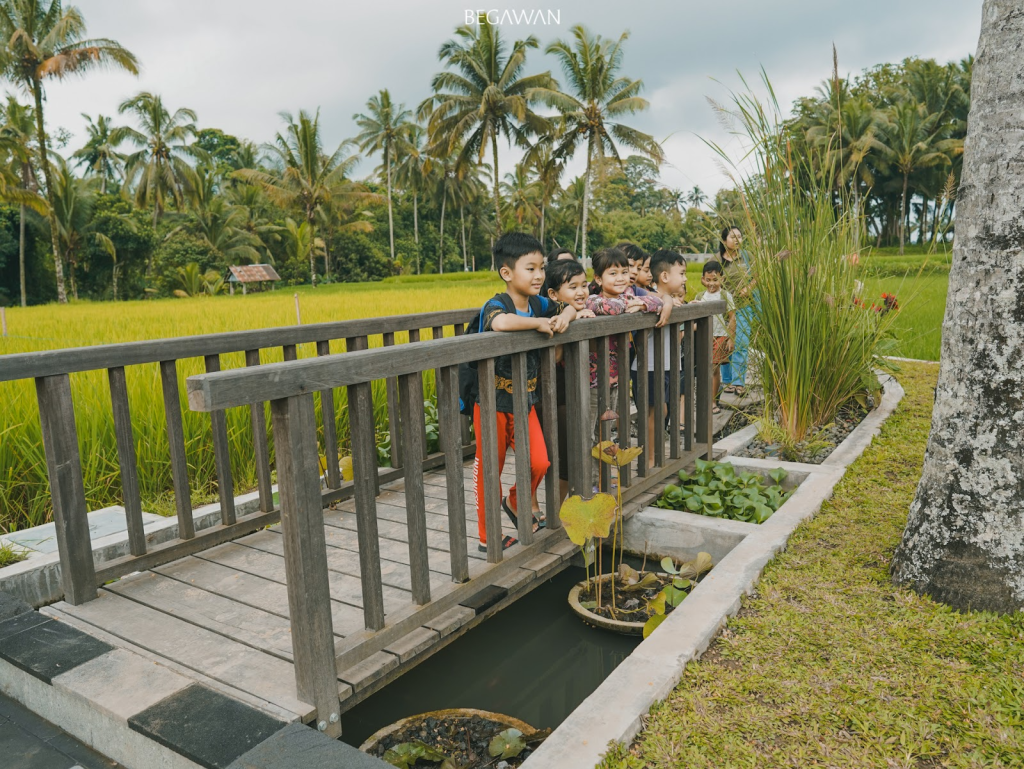 Students arrived at the  garden by crossing the Subak water filter bridge