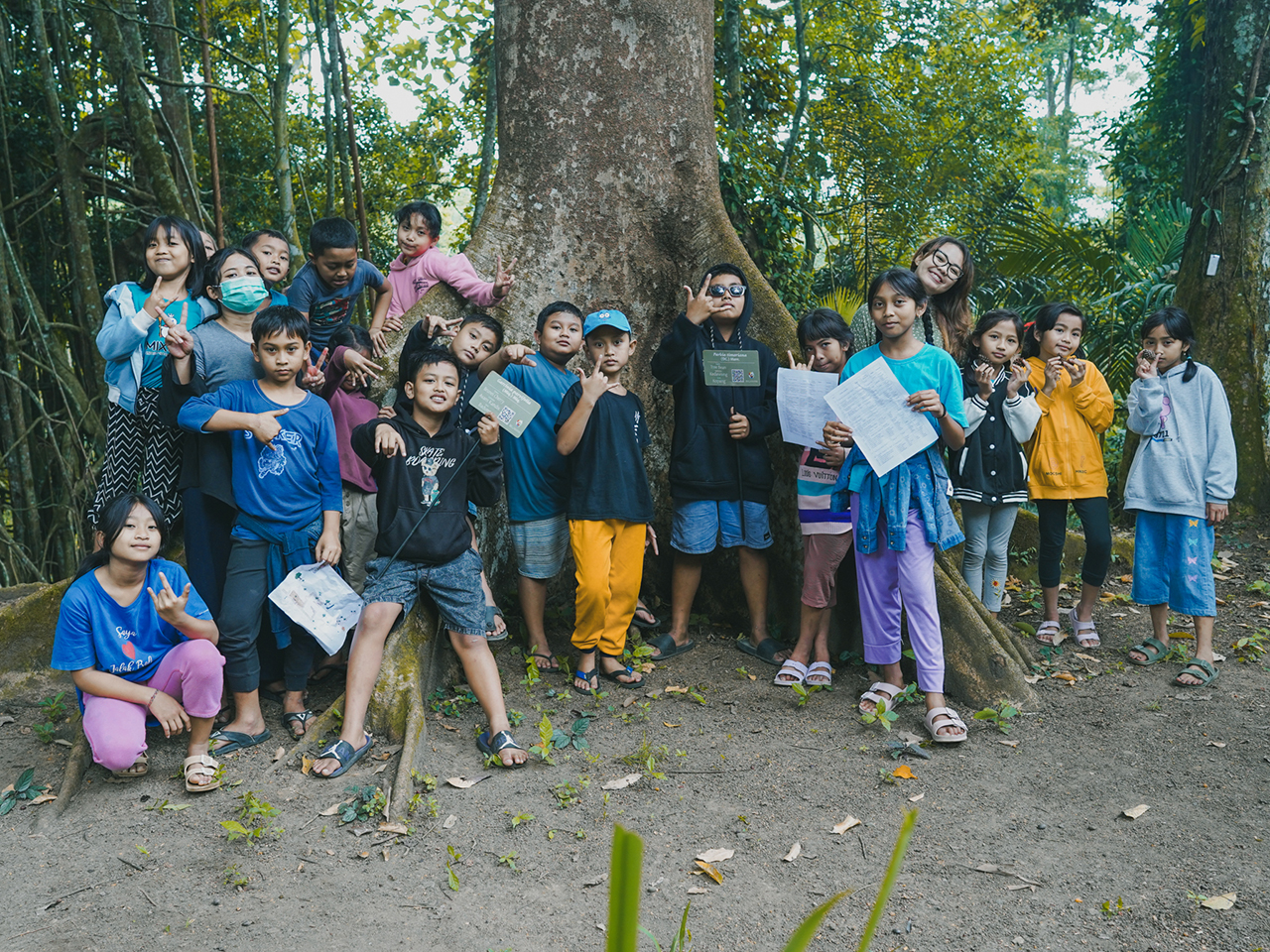LC students group photo at Secret forest